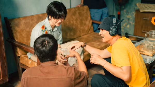 Đạo diễn Khương Ngọc (áo vàng, bên phải) chỉ đạo diễn xuất trong một cảnh quay. (Ảnh: Đoàn làm phim cung cấp)