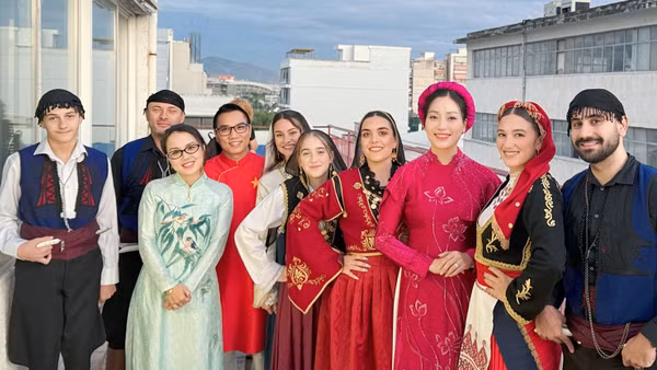 Sao Mai Huyền Trang (áo dài đỏ, thứ 3 từ phải qua) cùng các nghệ sĩ Việt Nam và quốc tế tại Hy Lạp. (Ảnh: Nhân vật cung cấp)