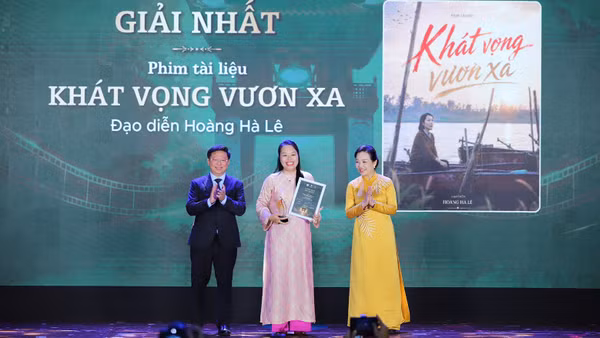 Phó Trưởng ban Thường trực Ban Tuyên giáo Trung ương Trần Thanh Lâm và Chủ tịch Hiệp hội Xúc tiến phát triển Điện ảnh Việt Nam Ngô Phương Lan trao giải nhất cho tác giả Hoàng Hà Lê. (Ảnh: VIỆT HÙNG/MCST)