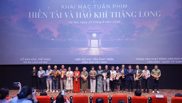 Ban tổ chức tặng hoa cho các nghệ sĩ, nhà làm phim của các phim được trình chiếu trong Tuần phim. (Ảnh: ANH VŨ)