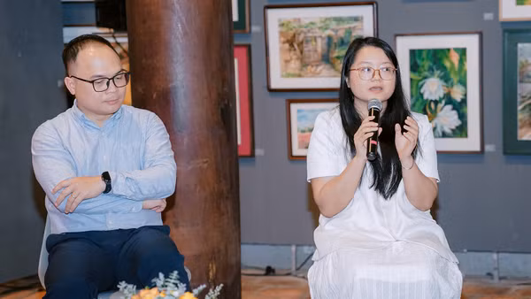 Đạo diễn trẻ Hà Lệ Diễm (bên phải), tác giả phim tài liệu "Những đứa trẻ trong sương". (Ảnh: VŨ ANH)