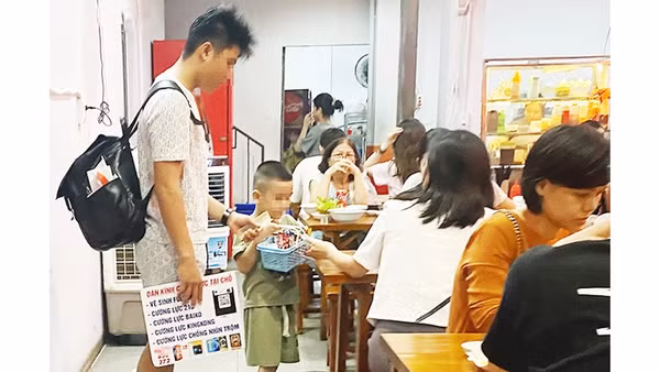 Tình trạng bán hàng rong, đeo bám, chèo kéo khách du lịch xuất hiện trở lại tại một số khu vực trên địa bàn thành phố. Ảnh: K.N