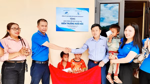 Bàn giao điểm trường Huồi Hốc (Nghệ An), kịp đón học sinh vào năm học mới.