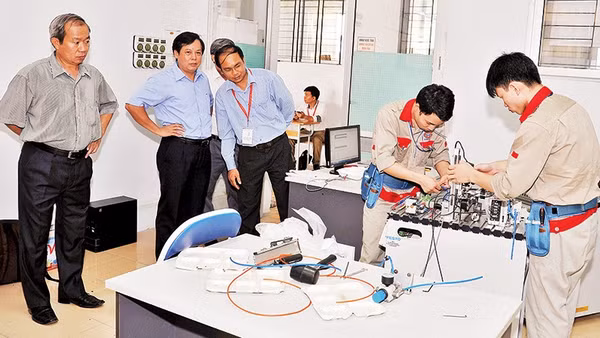 Nhiều doanh nghiệp đang phối hợp với các trường và tổ chức nghiên cứu trong đào tạo nhân lực. Ảnh: NGUYỆT ANH