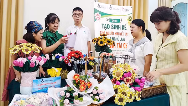 Các bạn trẻ nỗ lực học nghề, biến vải vụn thành hoa. Ảnh: DIÊN KHÁNH
