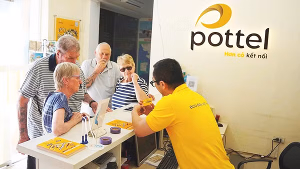 Khách du lịch nước ngoài đang được tư vấn sử dụng SIM du lịch Pottel.