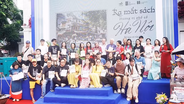 Các vị khách mời và thành viên Nhóm Ký họa đô thị Hà Nội trong buổi ra mắt cuốn sách “Hương vị phố cổ Hà Nội - Ký họa và tùy bút”.