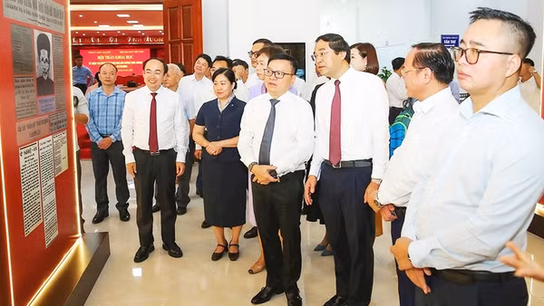 Các đại biểu tham quan trưng bày về nhà báo Huỳnh Thúc Kháng và Báo Tiếng Dân. Ảnh: SƠN HẢI