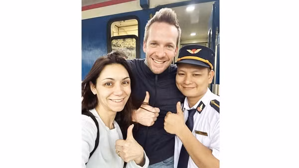 Anh Lê Quang Đức và hai vị khách từ Ninh Bình đi Huế.