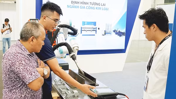 Các doanh nghiệp tìm hiểu công nghệ mới để nâng cao năng lực nhà cung ứng và gia tăng giá trị nội địa. Ảnh: NGUYỄN NAM