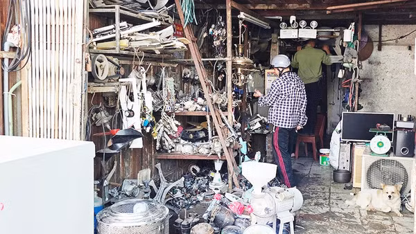 Rác thải điện tử tại một điểm thu mua đồ đồng nát. Ảnh: NAM NGUYỄN