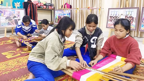 Những tiết học nghề dệt thổ cẩm tại Trường TH-THCS A Túc (xã Lìa, Quảng Trị).