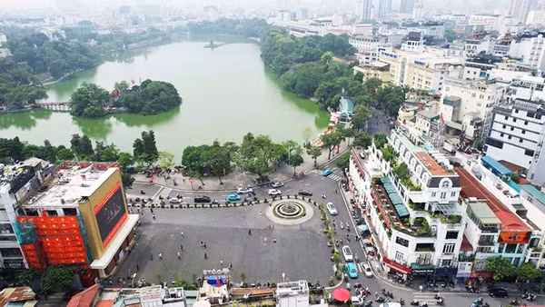 Quảng trường Đông Kinh Nghĩa Thục là hạt nhân của không gian đi bộ khu vực Hồ Gươm. Ảnh: HOÀNG PHONG