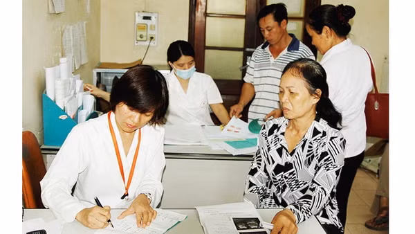 Việc kéo dài thời hạn giấy chuyển viện sẽ bảo đảm người bệnh BHYT được điều trị liên tục. Ảnh: NAM HẢI