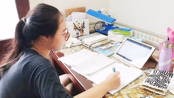 Các thiết bị công nghệ là người bạn đồng hành hằng ngày của nhiều học sinh. Ảnh: NAM NGUYỄN