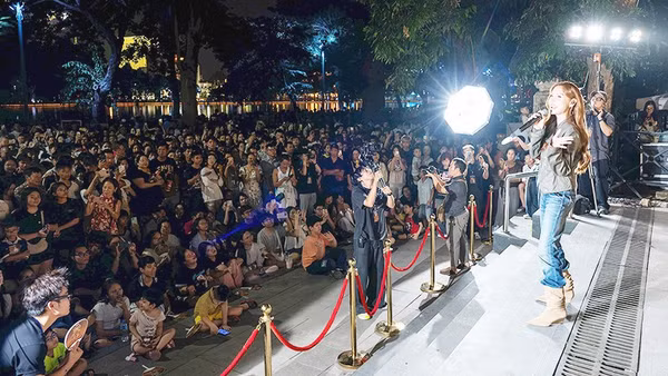 Ca sĩ Lynk Lee giao lưu cùng khán giả trong liveshow. Ảnh: MỸ HÀ