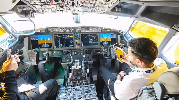 Bên trong buồng lái một máy bay của hãng Flydubai. Ảnh: GETTY IMAGES