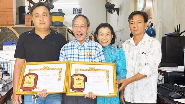 Đồng chí Nguyễn Thận đón nhận Huy hiệu 35 năm tuổi Đảng và Huy hiệu 40 năm tuổi Đảng ngày 2/9/2026.