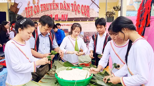 Học sinh Trường Phổ thông DTNT THPT tỉnh Quảng Ngãi gói bánh truyền thống trong ngày Tết cổ truyền.