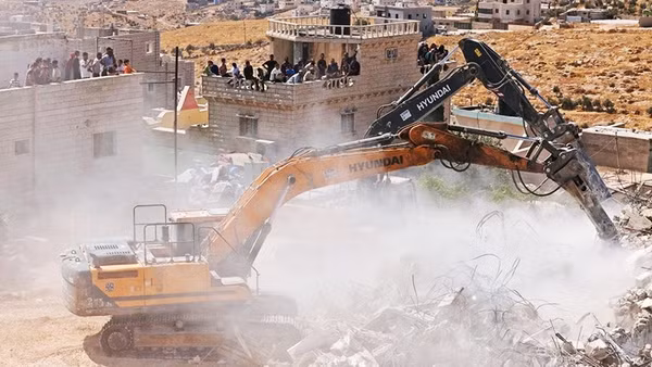Quân đội Israel phá dỡ nhà của người Palestine ở Hebron. Ảnh: BBC NEWS