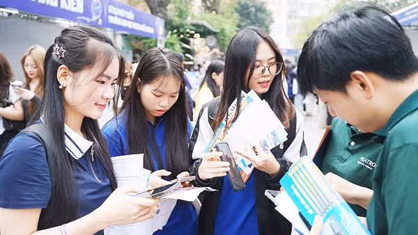 Sinh viên ngành công nghệ Đại học Quốc gia Hà Nội trong ngày hội tuyển dụng. Ảnh: NAM HẢI