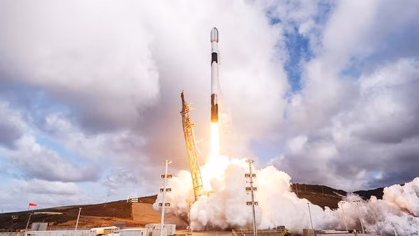 SpaceX phóng tên lửa Falcon 9 mang theo vệ tinh của Google lên vũ trụ. Ảnh: REUTERS