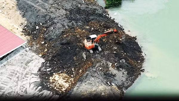 Rác từ nhà máy công nghệ cao được xả thẳng xuống hồ.