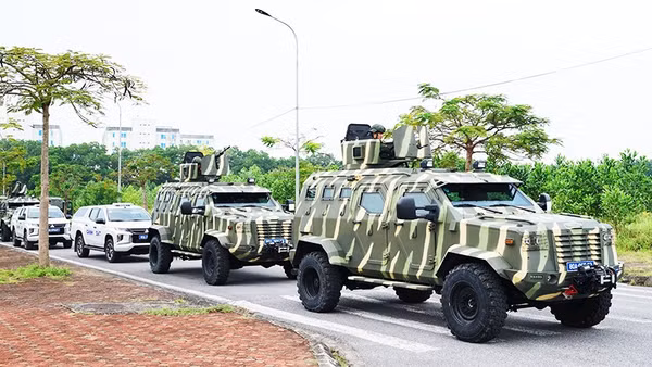 Các phương tiện tham gia tổng duyệt.