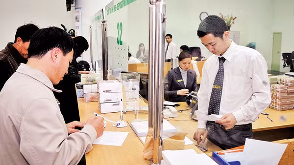 Các doanh nghiệp đang đối diện với việc không thể tiếp cận nguồn vốn tín dụng vì hàng loạt rào cản. Ảnh: NAM ANH