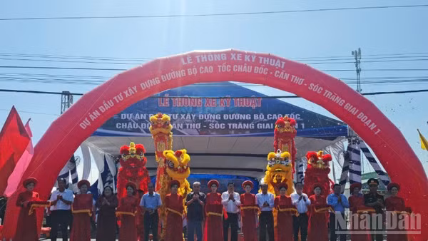 Quang cảnh cắt băng thông xe kỹ thuật.
