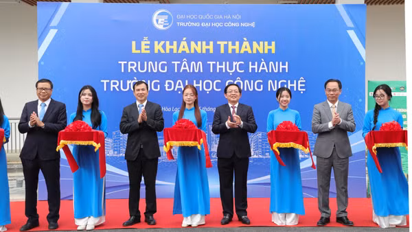 Phó Thủ tướng Chính phủ Hồ Quốc Dũng và đại biểu tại Lễ khánh thành Trung tâm thực hành Trường đại học Công nghệ, Đại học Quốc gia Hà Nội. (Ảnh: QUỐC TOẢN)