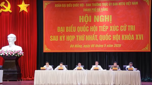Đồng chí Trần Cẩm Tú, Ủy viên Bộ Chính trị, Thường trực Ban Bí thư, đại biểu Quốc hội khóa XVI đơn vị thành phố Đà Nẵng dự hội nghị tiếp xúc cử tri .