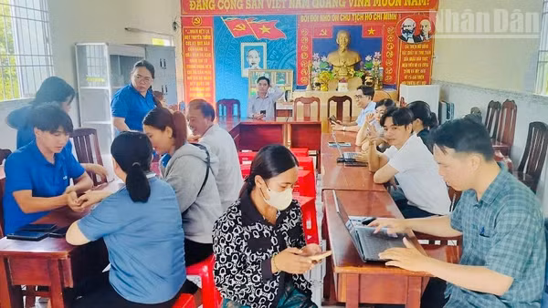 Trung tâm Phục vụ hành chính công xã Vĩnh Hậu phối hợp Công ty Truyền thông Cửu Long tổ chức hỗ trợ người dân cài đặt, sử dụng các tiện ích số trên ứng dụng VNeID và eTax Mobile. (Ảnh: CTV)