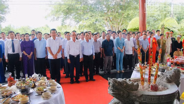Các đồng chí lãnh đạo, nguyên lãnh đạo Trung ương và tỉnh, cùng đông đảo cán bộ, nhân dân các nơi trong tỉnh Cà Mau viếng Đền thờ Bác Hồ tại xã Châu Thới, ngày 2/9/2026. (Ảnh: TRỌNG DUY).