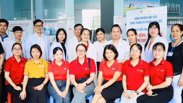 Các cán bộ Y tế Bệnh viện đa khoa Thanh Vũ Medic Bạc Liêu và Trạm Y tế phường Bạc Liêu (tỉnh Cà Mau) tại chương trình khám bệnh và phát thuốc miễn phí cho hơn 300 người cao tuổi trên địa bàn phường. (Ảnh: LIÊU KHẢI ĐẰNG).