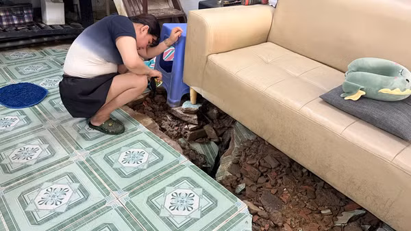 Hiện trạng nhà của gia đình bà Nguyễn Thị Tố Nga bị bong gạch, sụt lún gây ảnh hưởng nghiêm trọng đến sinh hoạt của gia đình. (Ảnh: CTV)