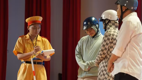 Các bạn trẻ trong một tiểu phẩm về an toàn giao thông trên đường phố. (Ảnh: HỮU KHOA)