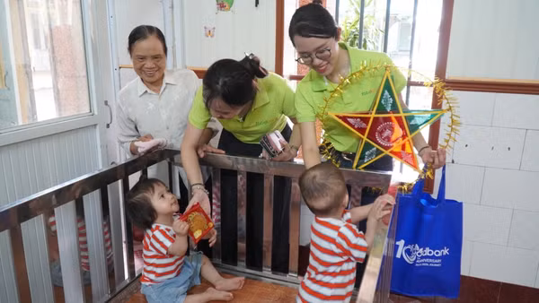 Đại diện các đơn vị trao quà trung thu cho các em thiếu nhi. (Ảnh: Cộng tác viên)