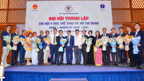 Ban Chấp hành Chi hội Y học Thể thao Việt Nam Thành phố Hồ Chí Minh, nhiệm kỳ I (2026-2031) ra mắt Đại hội. (Ảnh: TRỌNG ANH)