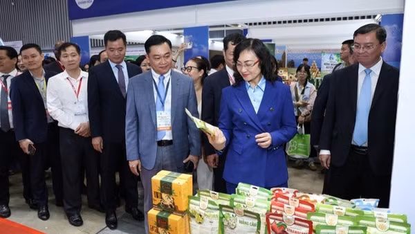 Thứ trưởng Công thương Phan Thị Thắng và các đại biểu tham quan gian hàng sản phẩm của doanh nghiệp tại Diễn đàn Xuất khẩu 2026 và Triển lãm Kết nối chuỗi cung ứng hàng hóa quốc tế. (Ảnh: CỘNG TÁC VIÊN)