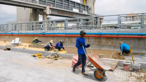Công nhân hối hả thi công tại cống ngăn triều Phú Định. (Ảnh: QUANG QUÝ)