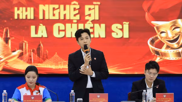 Ca sĩ Ngô Kiến Huy trong một tọa đàm về vai trò của nghệ sĩ, KOL với công tác phòng, chống ma túy. (Ảnh: TRỌNG ANH)
