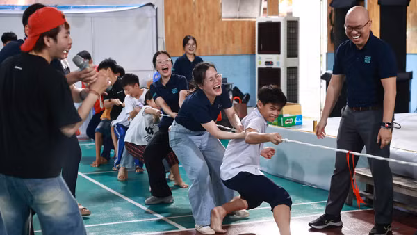 Cán bộ, nhân viên Coteccons cùng các em nhỏ tham gia giao lưu, vui chơi. (Ảnh: CTV)