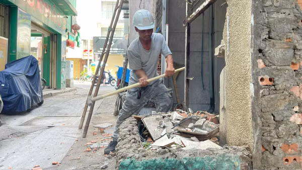 Một tuyến hẻm trên địa bàn phường Xuân Hòa được chỉnh trang từ việc người dân hiến đất mở rộng hẻm. (Ảnh: QUANG QUÝ)