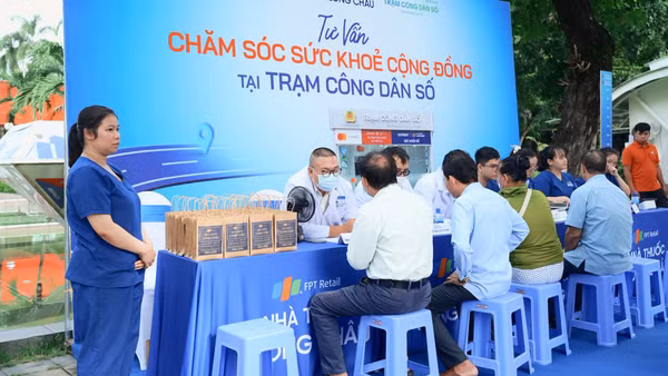 Người dân thăm khám sức khỏe tại "Trạm công dân số" phường Tân Hưng. (Ảnh: CTV)
