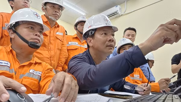 Tập trung cao độ theo dõi các thông số, thực hiện công tác đóng điện. (Ảnh: EVNSPC)