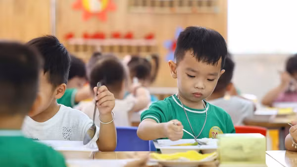 Học sinh Mầm non trên địa bàn xã Đông Thạnh trong bữa ăn trưa. (Ảnh: TRỌNG ANH)