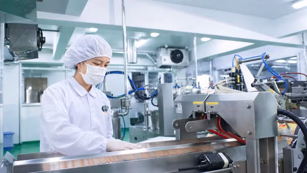 Công nhân sản xuất trong nhà máy tại Khu chế xuất, Khu công nghiệp Thành phố Hồ Chí Minh. (Ảnh: Quang Quý)