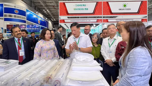 Thứ trưởng Y tế Đỗ Xuân Tuyên cùng đại diện các đơn vị tham quan gian hàng triển lãm. (Ảnh: CTV)