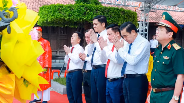 Lãnh đạo tỉnh Nghệ An và Quân khu 4 thành kính dâng hương tưởng nhớ Hoàng đế Quang Trung. (Ảnh: ND)